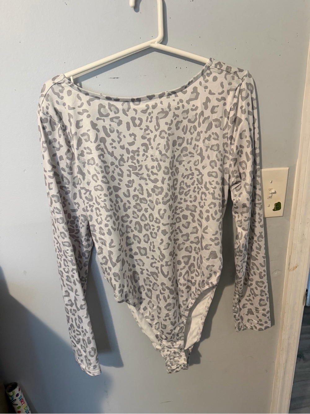 Long-Sleeve Leopard Print Bodysuit - Light Gray